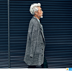 美女扒开尿口无遮挡教师厕所
